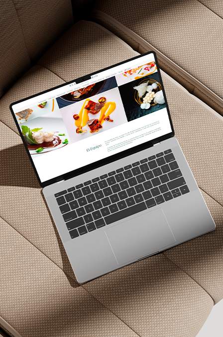Web de restaurante con fotografía gastronómica diseñada por Agencia Prisma, vista en un portátil
