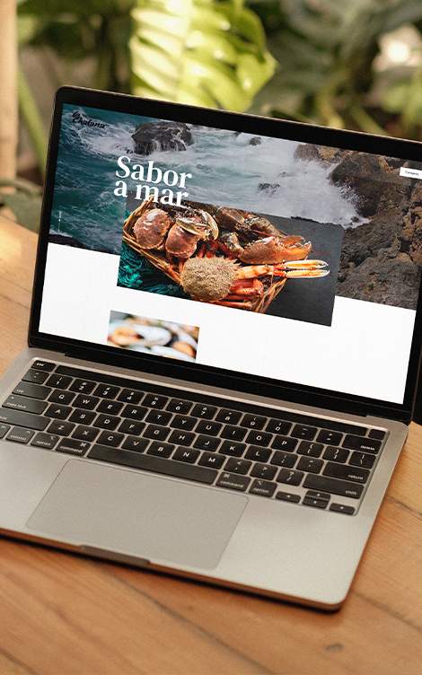 Página web del restaurante La Chalana en Asturias, diseñada por Prisma