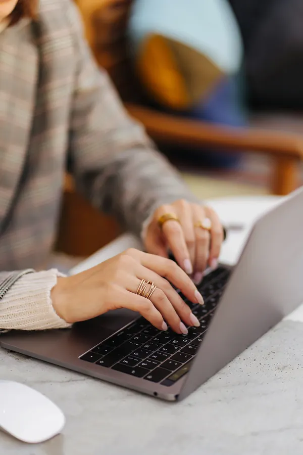 Trabajo de optimización SEO en portátil para mejorar el posicionamiento en Google