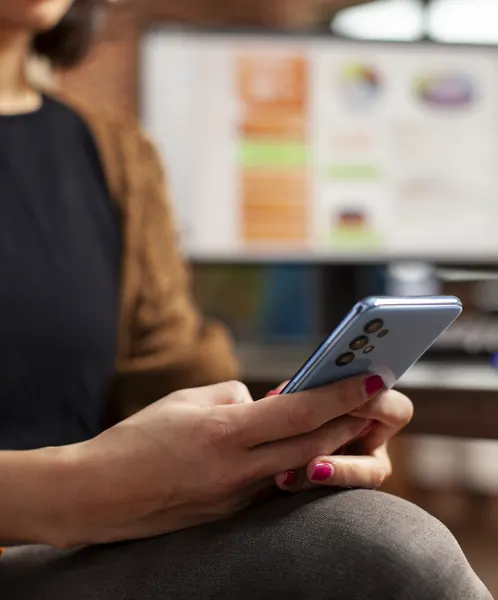 Informe de resultados de publicidad en redes sociales consultado en el móvil