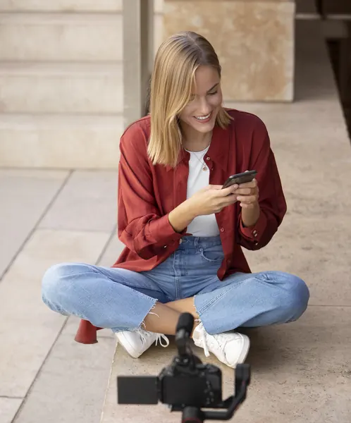 Usuaria en su móvil, público objetivo segmentado en campañas de Meta Ads e Instagram Ads en Asturias